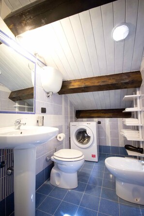 تجهيزات دش، مجففات شعر، مراحيض شطف، مناشف