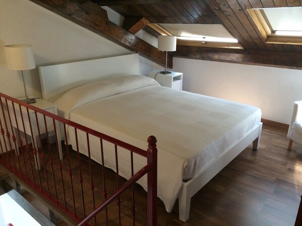 2 عدّة غرف نوم ومكواة/لوح كي وواي فاي وملاءات أسرّة