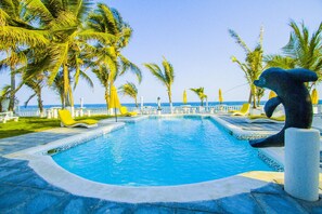 Una piscina al aire libre