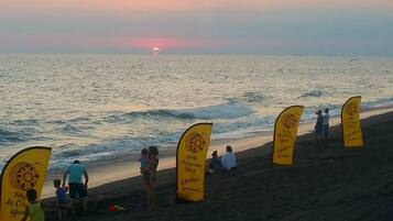 Deluxe tweepersoonskamer, 1 kingsize bed | Uitzicht op strand/zee
