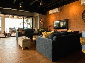 Penthouse, 3 Bedrooms, Ocean View | Living area