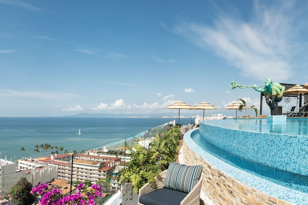 Piscina all'aperto, ombrelloni da piscina, lettini