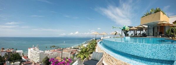 Piscine extérieure, parasols de plage, chaises longues
