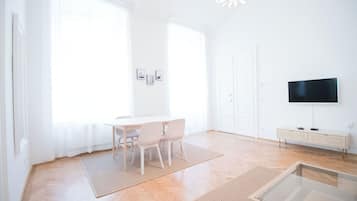 Superior Apartment (2, incl. cleaning fee 45 EUR) | Living room | 40-inch flat-screen TV with cable channels, Smart TV