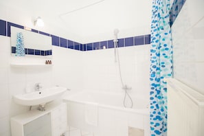 Apartamento superior, 2 quartos (23, incl. cleaning fee 50 EUR) | Banheiro | Chuveiro/banheira combinados, secador de cabelo, toalhas de banho