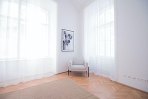 Individually decorated, individually furnished, desk, laptop workspace - HeyMi Apartments Stadtpark (Vienna)