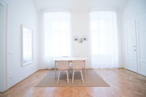 Superior Apartment (2, incl. cleaning fee 45 EUR) | In-room dining