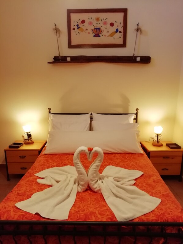 Traditional House | 1 bedroom, Egyptian cotton sheets, premium bedding, down duvets - The Rose Garden Villa (Apokoronas)