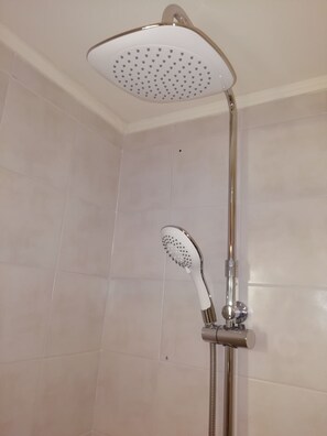 Traditional House | Bathroom shower