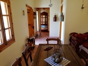 Traditional-Haus | Wohnbereich | 40-Zoll-Smart-TV mit Satellitenempfang, Fernseher, Netflix