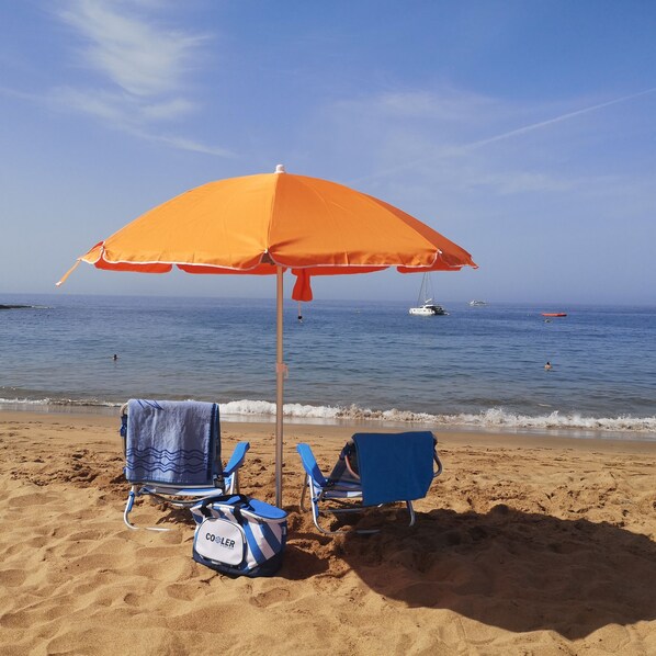 In Strandnähe, Liegestühle, Sonnenschirme, Strandtücher