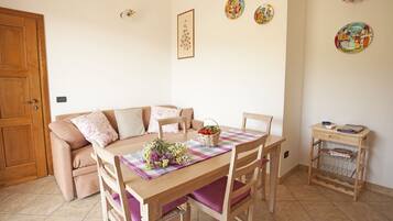 Apartment, 2 Bedrooms, Accessible | In-room dining
