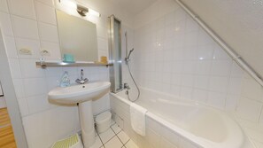 Badewanne, Haartrockner, Handtücher, Toilettenpapier