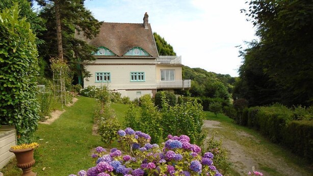 A house with a garden path leading to it, surrounded by greenery. - Rental of a Cottage + an Apartment in a Norman character property (Veulettes-sur-Mer)
