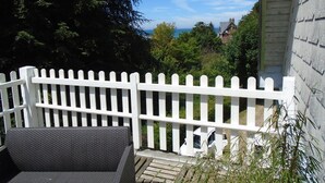 A balcony with a white picket fence, overlooking a garden and a view of the sea. - Rental of a Cottage + an Apartment in a Norman character property (Veulettes-sur-Mer)