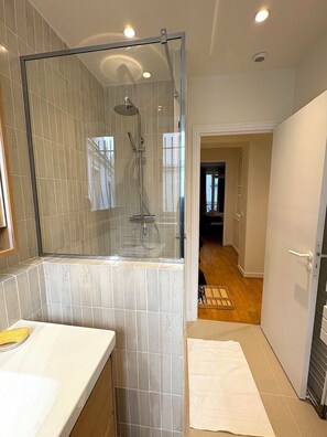 Combined shower/tub, hair dryer, bathrobes, towels