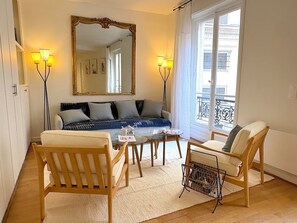 TV, books - L'appartement Magdebourg (Paris)