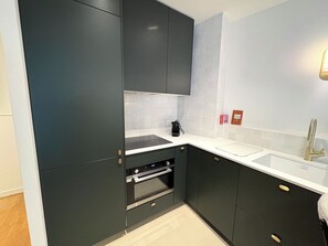 Fridge, microwave, oven, stovetop - L'appartement Magdebourg (Paris)