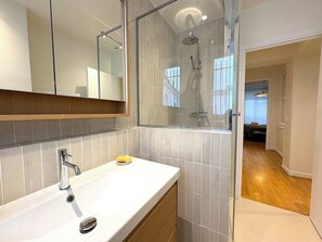 Combined shower/bathtub, hair dryer, bathrobes, towels - L'appartement Magdebourg (Paris)