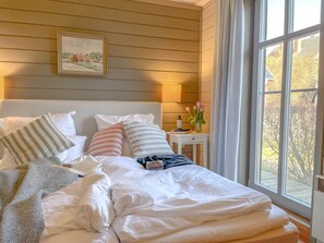 2 bedrooms, travel cot, free WiFi, bed sheets