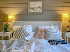 2 bedrooms, travel cot, free WiFi, bed sheets