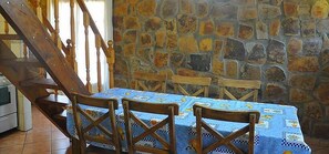 Basic-Ferienhütte | Essbereich im Zimmer
