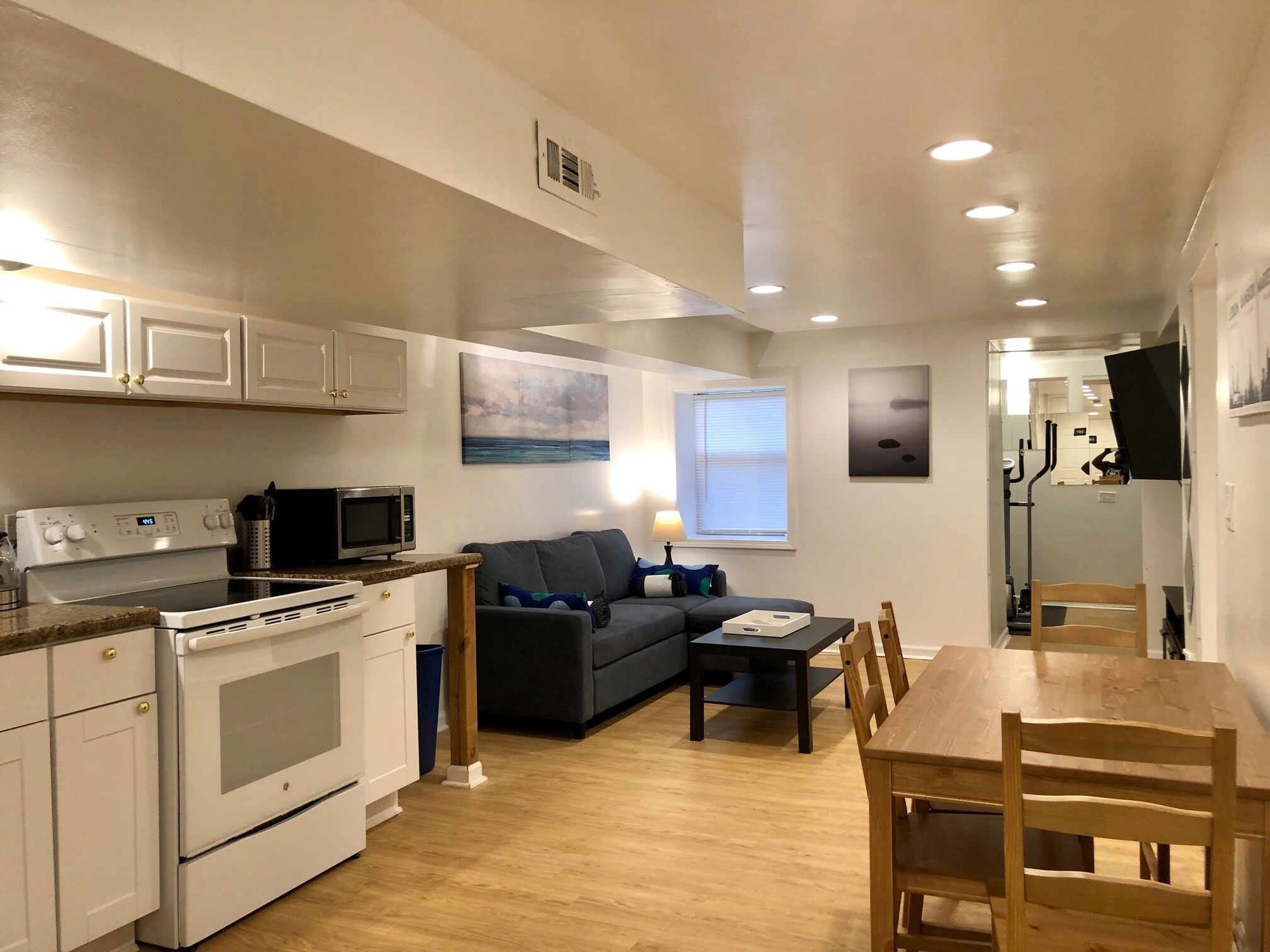 Evanston - Spacious 2 Bedroom & 1 Bath with In-unit Gym By Downtown Evanston