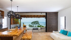 Una cocina moderna con encimera de madera y vista al océano.