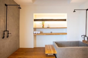 Villa Deluxe, 3 chambres, vue océan | Salle de bain | Ensemble douche/baignoire, douche à « effet pluie »