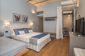 2 bedrooms, iron/ironing board, travel crib, free WiFi - LikeYourHome, 80 sq m luxury apartment with Jacuzzi, in Trastevere district (Roma)