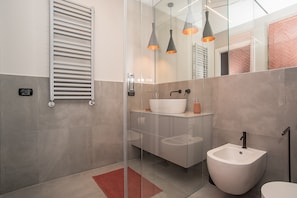 Shower, hair dryer, bidet, towels - LikeYourHome, 80 sq m luxury apartment with Jacuzzi, in Trastevere district (Roma)