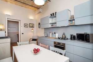 Fridge, microwave, oven, stovetop - LikeYourHome, 80 sq m luxury apartment with Jacuzzi, in Trastevere district (Roma)