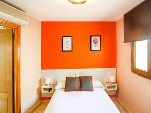 ダブルルーム | デスク、防音設備、WiFi (無料)、ベッドシーツ