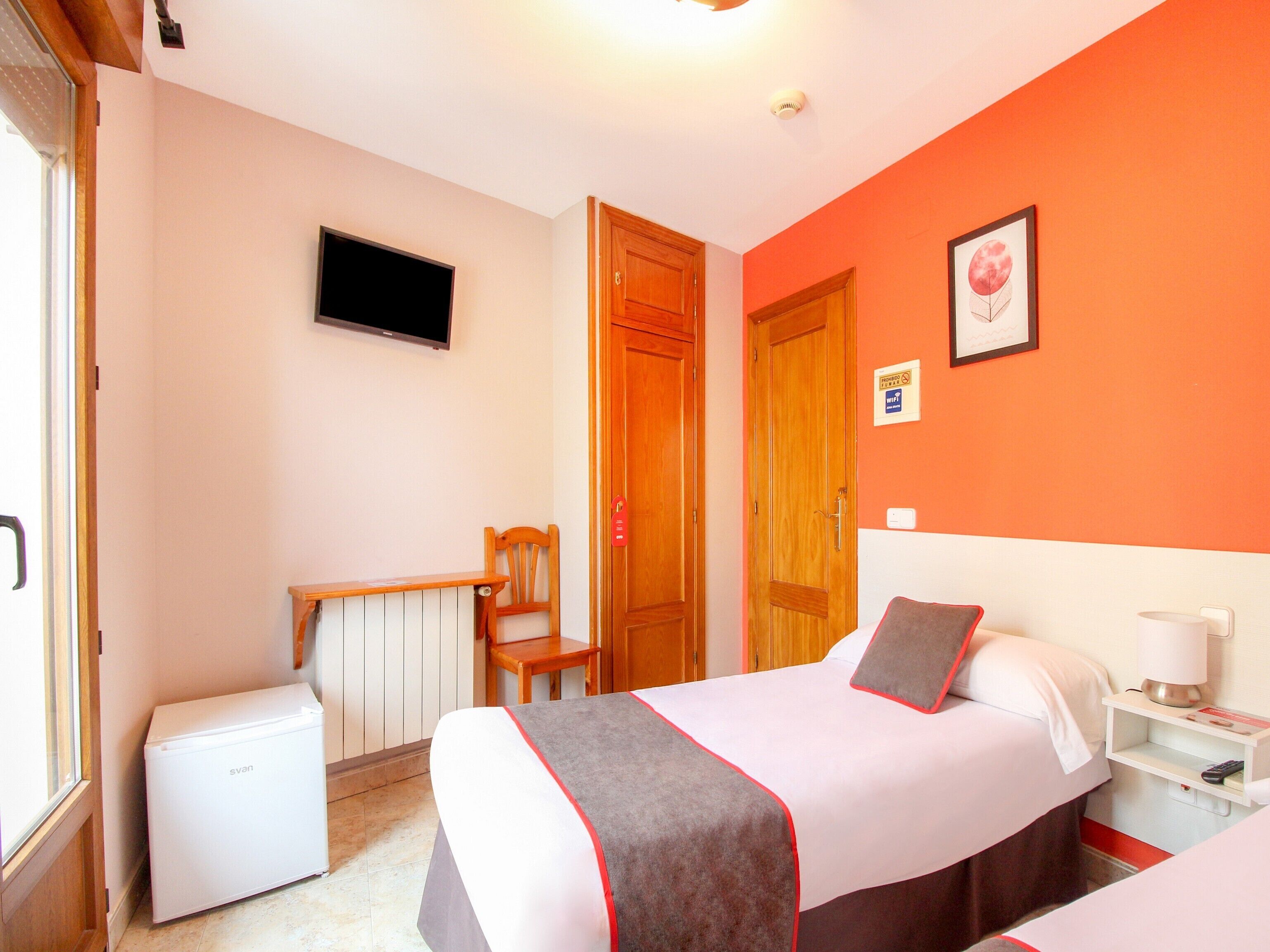 トリプルルーム | デスク、防音設備、WiFi (無料)、ベッドシーツ