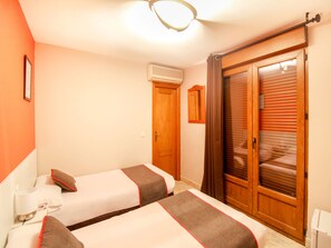 ツインルーム | デスク、防音設備、WiFi (無料)、ベッドシーツ