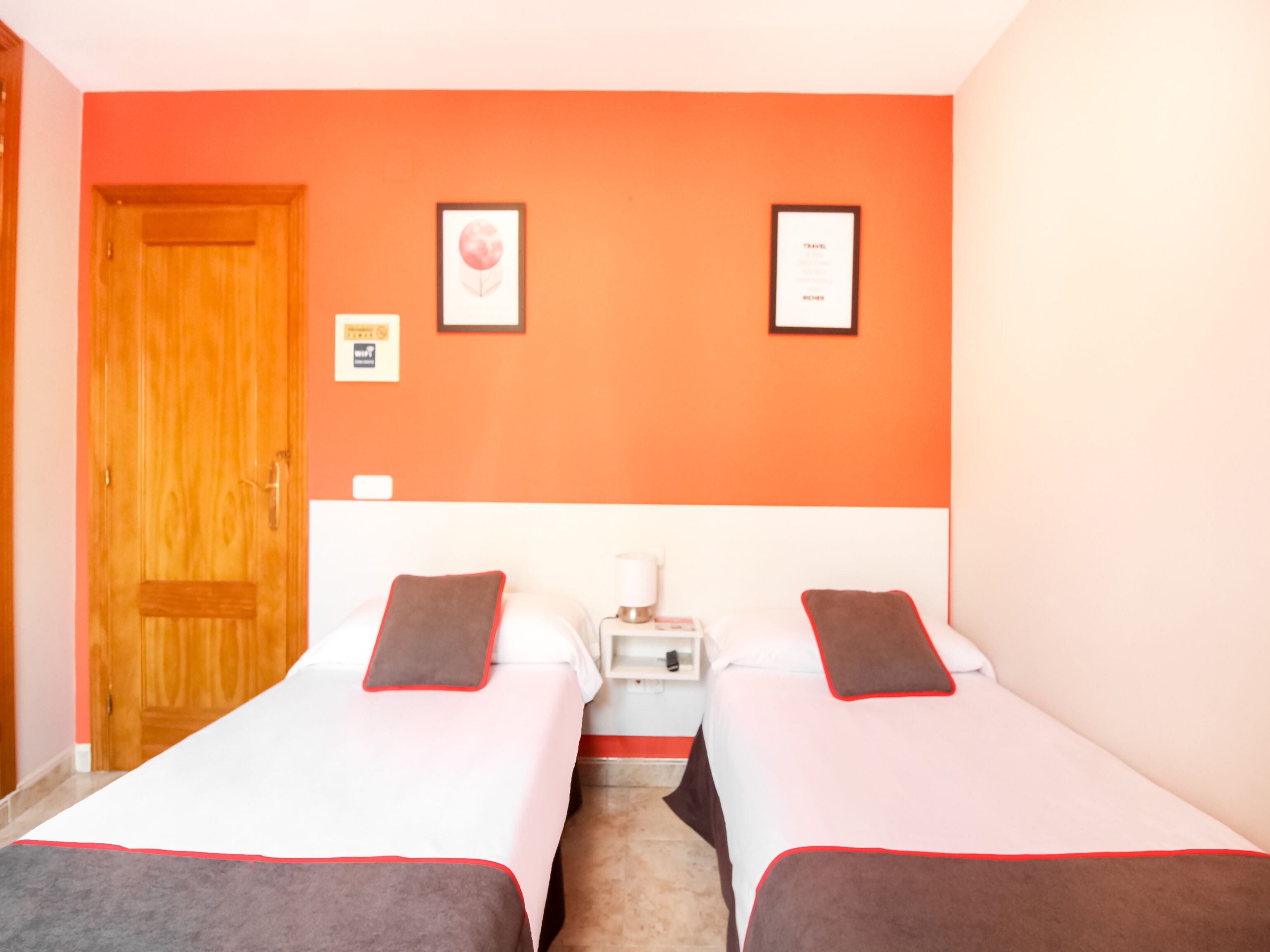 ツインルーム | デスク、防音設備、WiFi (無料)、ベッドシーツ