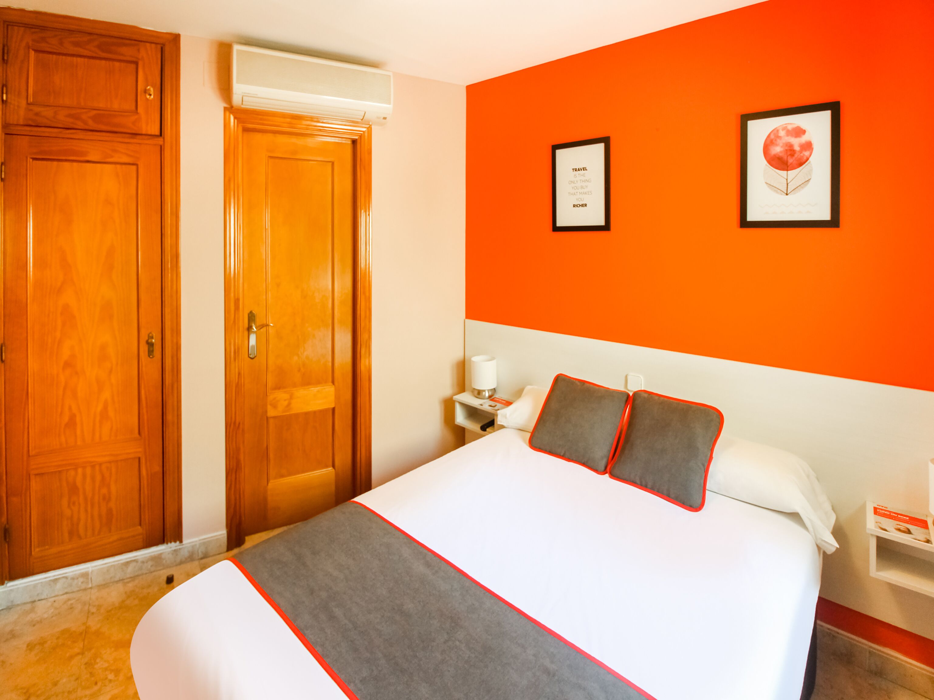 デスク、防音設備、WiFi (無料)、ベッドシーツ