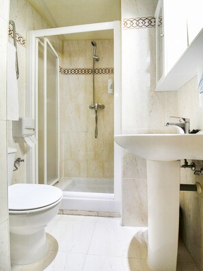 ダブルルーム | バスルーム | シャワー、ヘアドライヤー、タオル