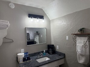 Towels, shampoo, toilet paper