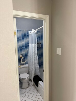 Towels, shampoo, toilet paper