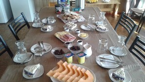 Colazione a pagamento, servita tutte le mattine 