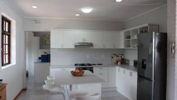 Refrigerador con freezer, microondas, horno, placa de cocina