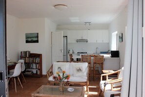 32-inch flat-screen TV with satellite channels, TV - 4diemaar (Cape Town)