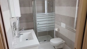 Ducha, artículos de higiene personal gratuitos, secador de pelo y bidé