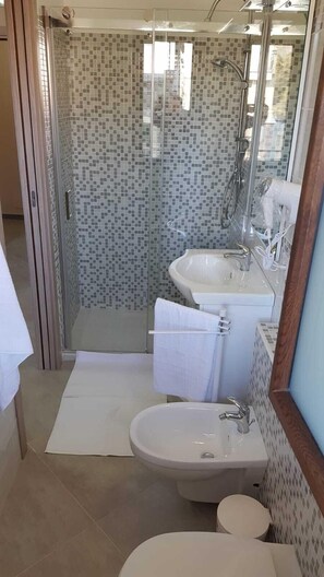 Shower, free toiletries, hair dryer, bidet - L'Aurora (Piedimonte Etneo)