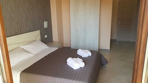 Quarto casal | Frigobar, escrivaninha, cortinas blackout, quartos à prova de som