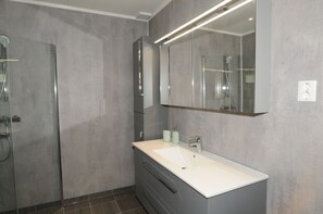 Douche, sèche-cheveux, serviettes fournies, savon