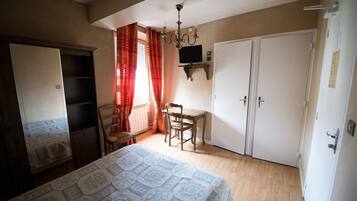 Double Room (3) | Individually decorated, individually furnished, free WiFi, bed sheets