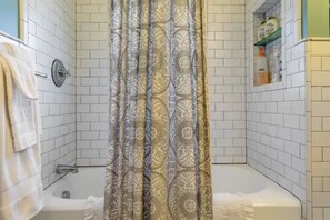 Ducha y bañera combinadas, bañera de hidromasaje y secador de pelo