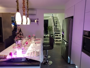 Kühlschrank, Espressomaschine, Wasserkocher mit Kaffee-/Teezubehör